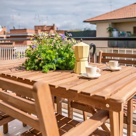 Sunny Monteverde Escapes Róma