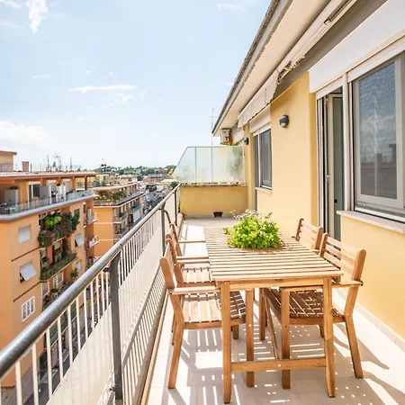 Sunny Monteverde Escapes Róma