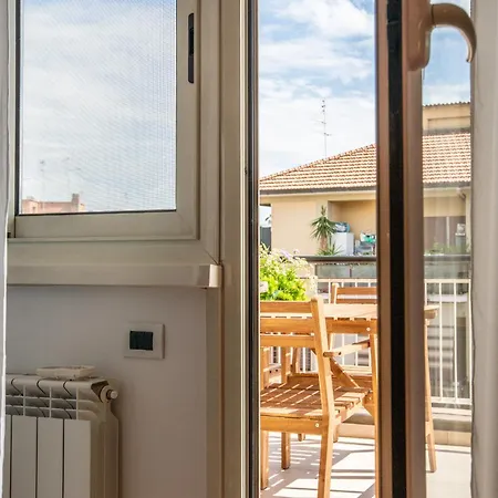 Sunny Monteverde Escapes Róma